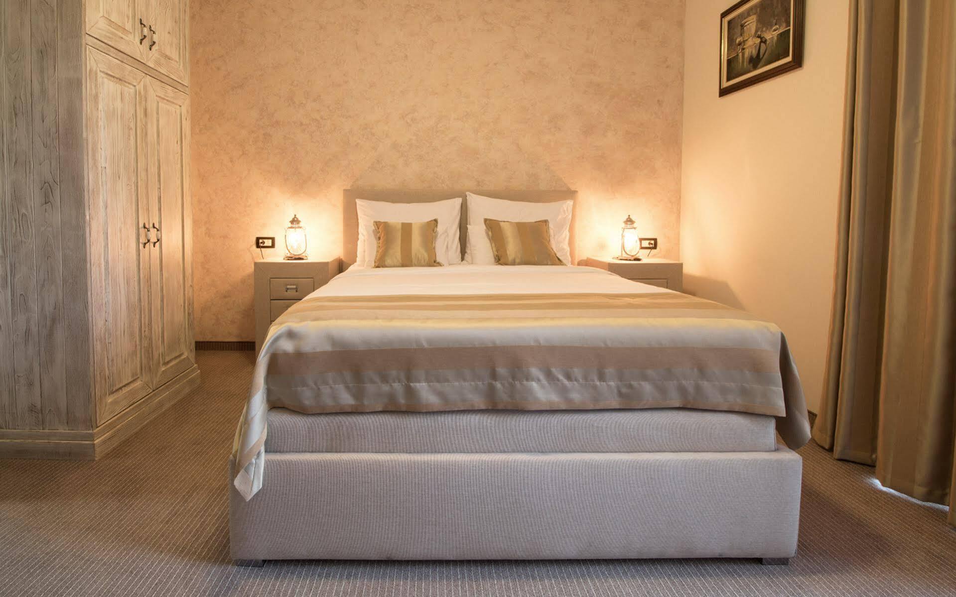 Hotel Helada ติวัต ภายนอก รูปภาพ